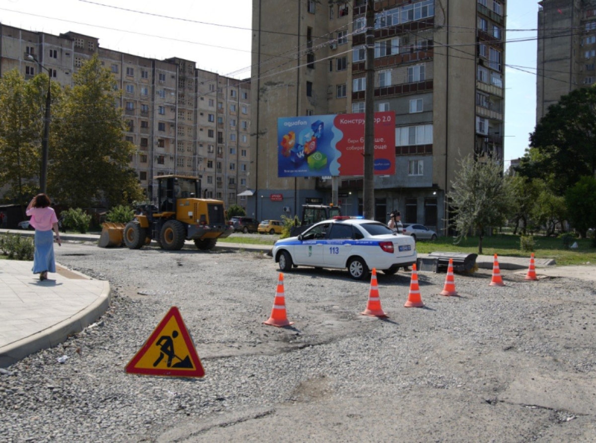 Глава Администрации Сухума Тимур Агрба провел выездное совещание, посвященное началу работ по укладке асфальта в Новом микрорайоне столицы