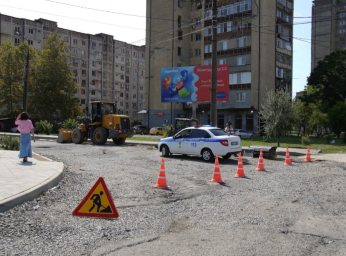 Глава Администрации Сухума Тимур Агрба провел выездное совещание, посвященное началу работ по укладке асфальта в Новом микрорайоне столицы