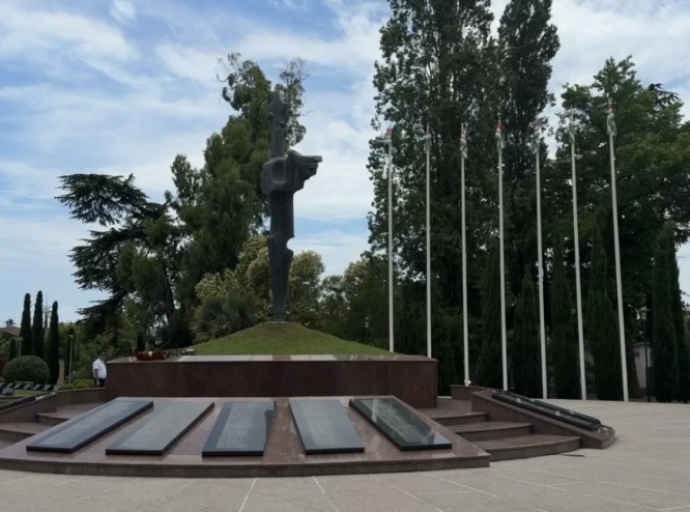 Церемония возложение цветов прошла в Парке Славы Сухума