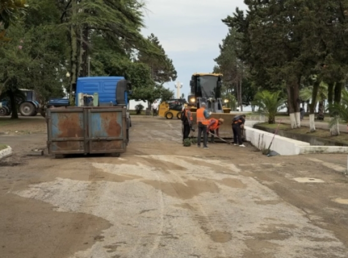 Коммунальные службы Сухума ликвидируют последствия непогоды